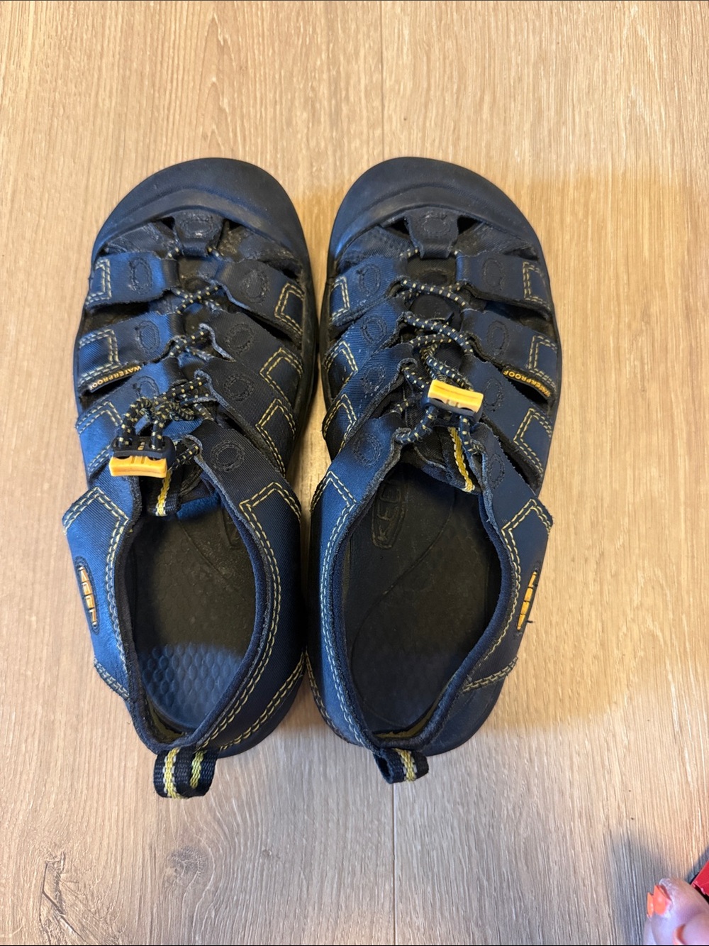 Keen Newport H2 youth Black and Yellow Water Shoes size 6
